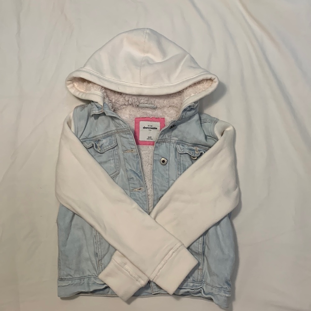 ABERCROMBIE KIDS light blue and white girls jean jacket in size 11/12.